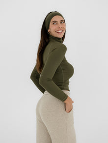 Domenique is 5'11'' (S)