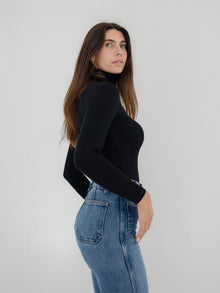 Domenique is 5'11'' (S)
