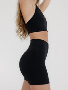 Eva is 5'9'' (S)