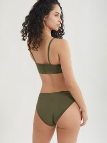 Alyssa is 5'7'' (S)