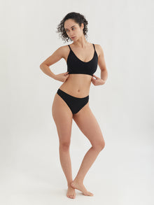 Alyssa is 5'7'' (S)