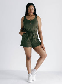 Sydney is 5'10.5'' (XL)