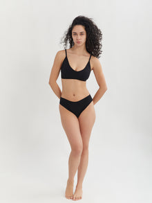 Alyssa is 5'7'' (S)
