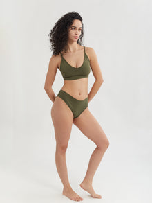 Alyssa is 5'7'' (S)